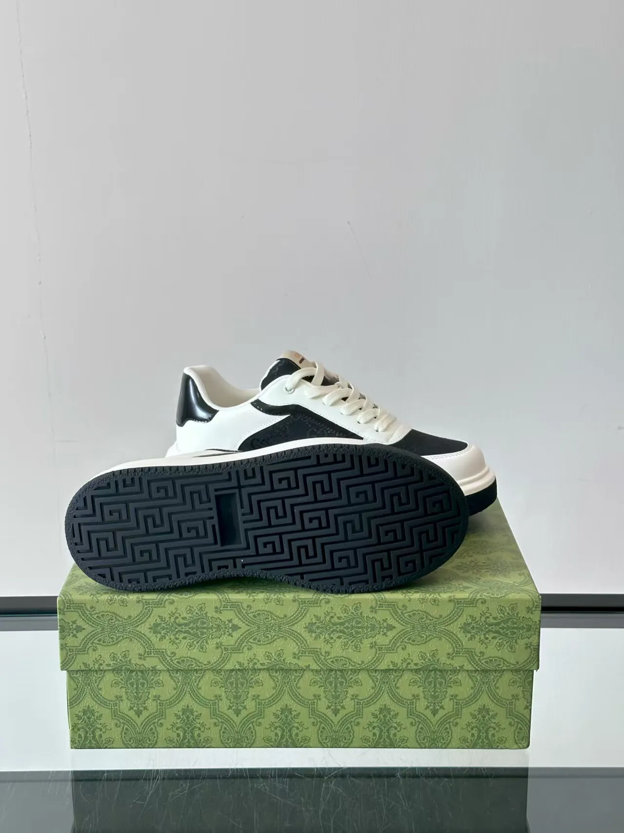 Factory price: 480💰New men's shoes GUCCI [Lightning] latest shoes shipped. Original quality, fashionable, special materials, sheepskin lining, new packaging. The foot feels super comfortable and the workmanship is impeccable. Size: 38-44, customized 45